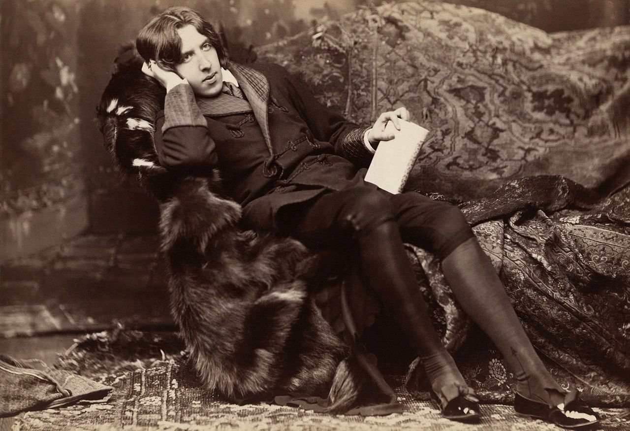 Ο Όσκαρ Ουάιλντ ξαπλωμένος με τα Ποιήματά του στη Νέα Υόρκη, το 1882