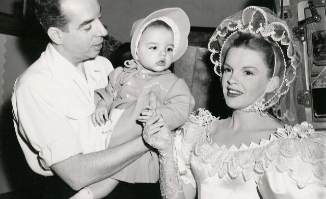 Η Liza Minnelli μωρό μαζί με τους γονείς της Vincente Minnelli και Judy Garland, όλοι τους κάτοχοι Όσκαρ