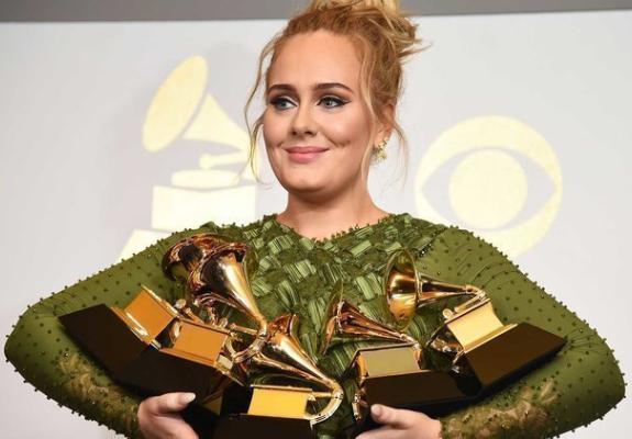 Η Adele τραγουδάει το Fast Love όπως του αξίζει