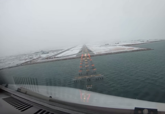 Πιλότος βιντεογραφεί προσγείωση στη χιονισμένη Θεσσαλονίκη