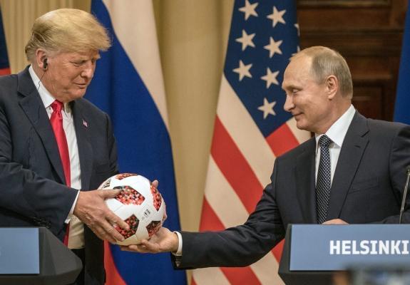 Η μπάλα που δώρισε ο Putin στον Trump είχε κοριό