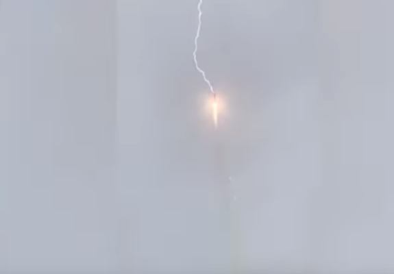 Η στιγμη που κεραυνός έπληξε τον πύραυλο Soyuz (video)