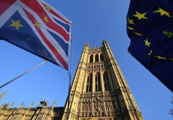 Συμβιβασμός στο παρά πέντε μεταξύ May και Juncker για το Brexit