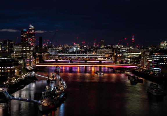 Φως και μουσική «ντύνουν» τις γέφυρες του Λονδίνου