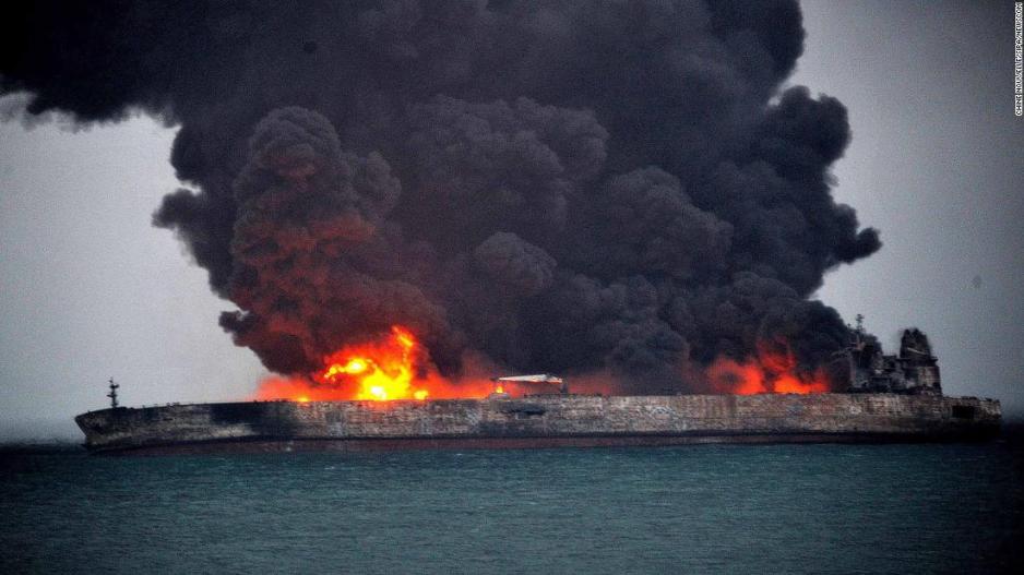 Tεράστιο δεξαμενόπλοιο καίγεται ανοιχτά της Κίνας