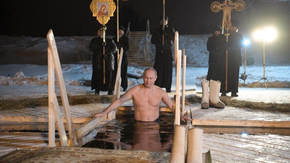 Ο Πούτιν βούτηξε στα τσακρί νερά για τον σταυρό στα Θεοφάνεια