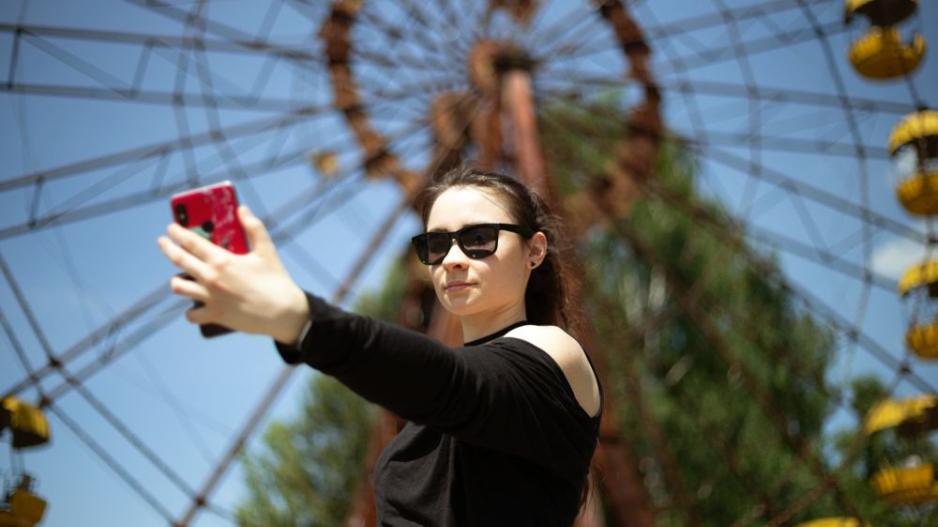 Από το Τσέρνομπιλ στο Grenfell Tower, η disaster selfie είναι ακόμα μία τεράστια χαζομάρα στο ίντερνετ