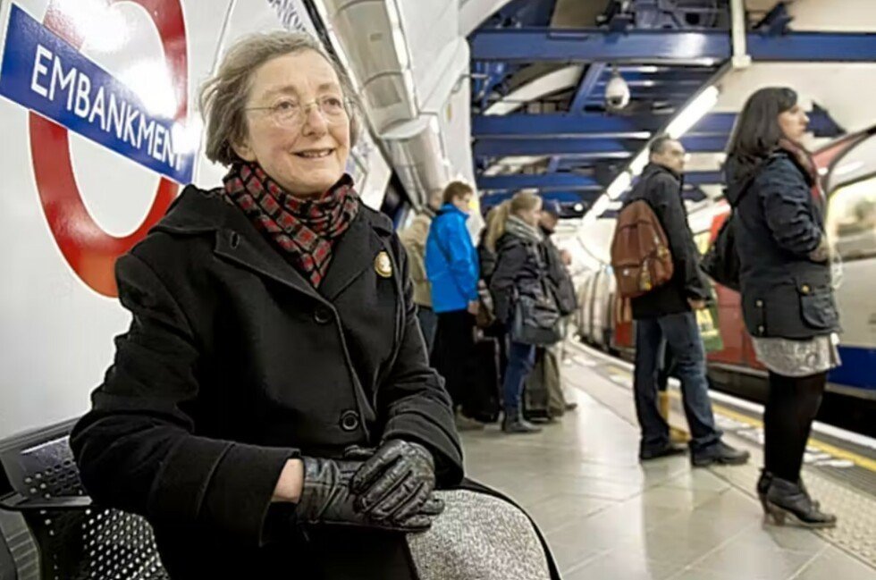 Η Margaret πάει κάθε μέρα στον σταθμό του μετρό για να ακούσει τη φωνή του συζύγου της, που πέθανε το 2007