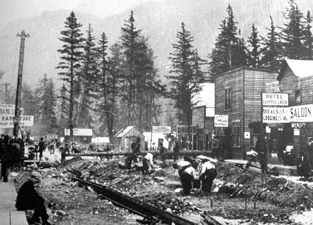 Μια σημαντική ανακάλυψη χρυσού το 1896  στις όχθες του ποταμού Κλοντάικ στον Καναδά προκάλεσε τον λεγόμενο «Πυρετό του Χρυσού του Κλοντάικ». Τα νέα διαδόθηκαν πολύ γρήγορα και σύντομα την περιοχή κατέκλυσαν χιλιάδες τυχοδιώκτες χρυσοθήρες, που έρχονταν με καραβάνια μουλαριών από τις Ηνωμένες Πολιτείες για να κάνουν την τύχη τους στις παγωμένες κοιλάδες του Γιούκον.