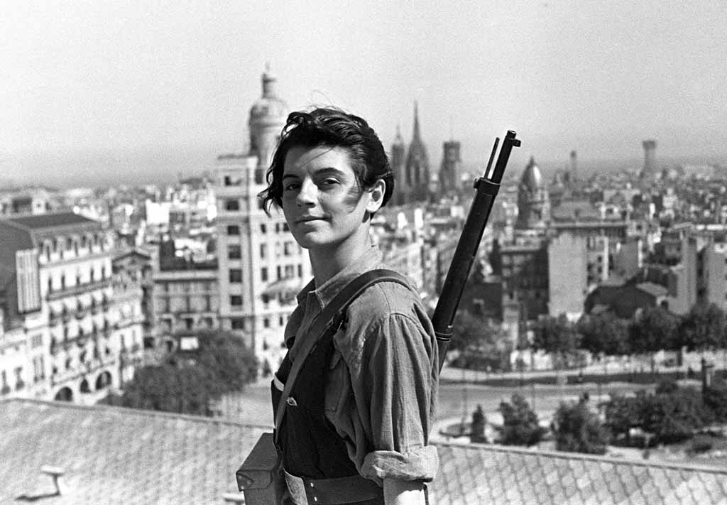 Χαρακτηριστική φωτογραφία 17χρονης κομμουνίστριας κατά τη διάρκεια του Ισπανικού Εμφυλίου