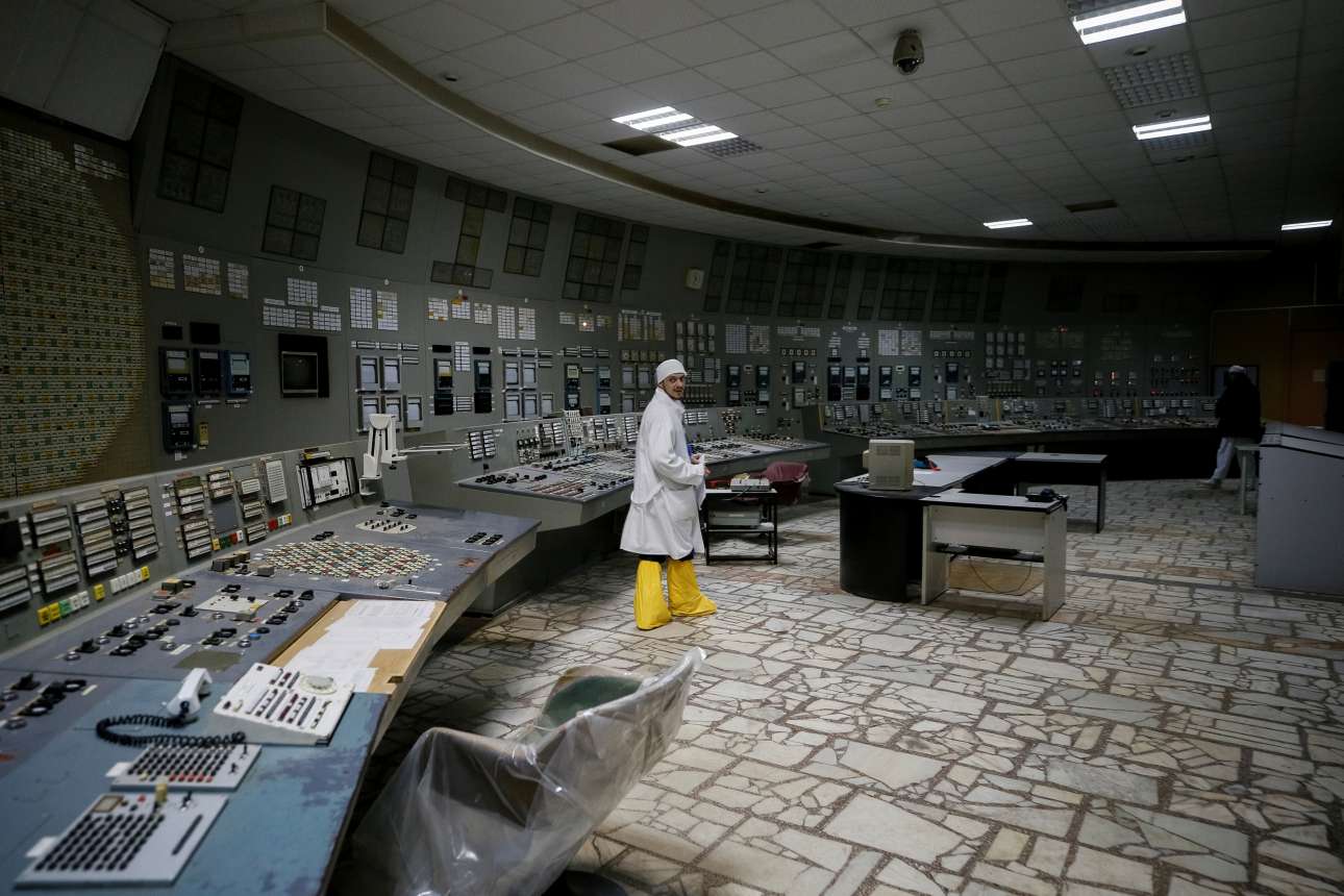 Ενας υπάλληλος μέσα στον σταματημένο τρίτο αντιδραστήρα του πυρηνικού σταθμού Τσερνόμπιλ