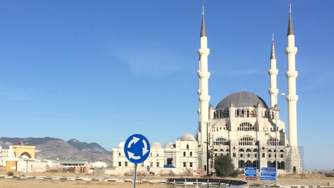 To Hala Sultan, το μεγαλύτερο τζαμί των κατεχομένων ανηγέρθη πρόσφατα και είναι χωρητικότητας 3,000 προσκυνητών