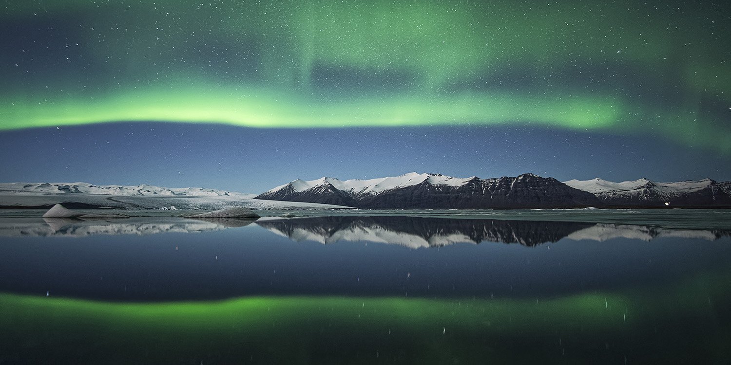 **AuroraBorealis** Ο φακός του φωτογράφου «αιχμαλωτίζει» μια απίστευτη θέα να αντικατοπτρίζεται στην παγωμένη λίμνη Jökulsárlón.Το Βόρειο Σέλας κατά τη διάρκεια μιας πολύ κρύας νύχτας στην Ισλανδία