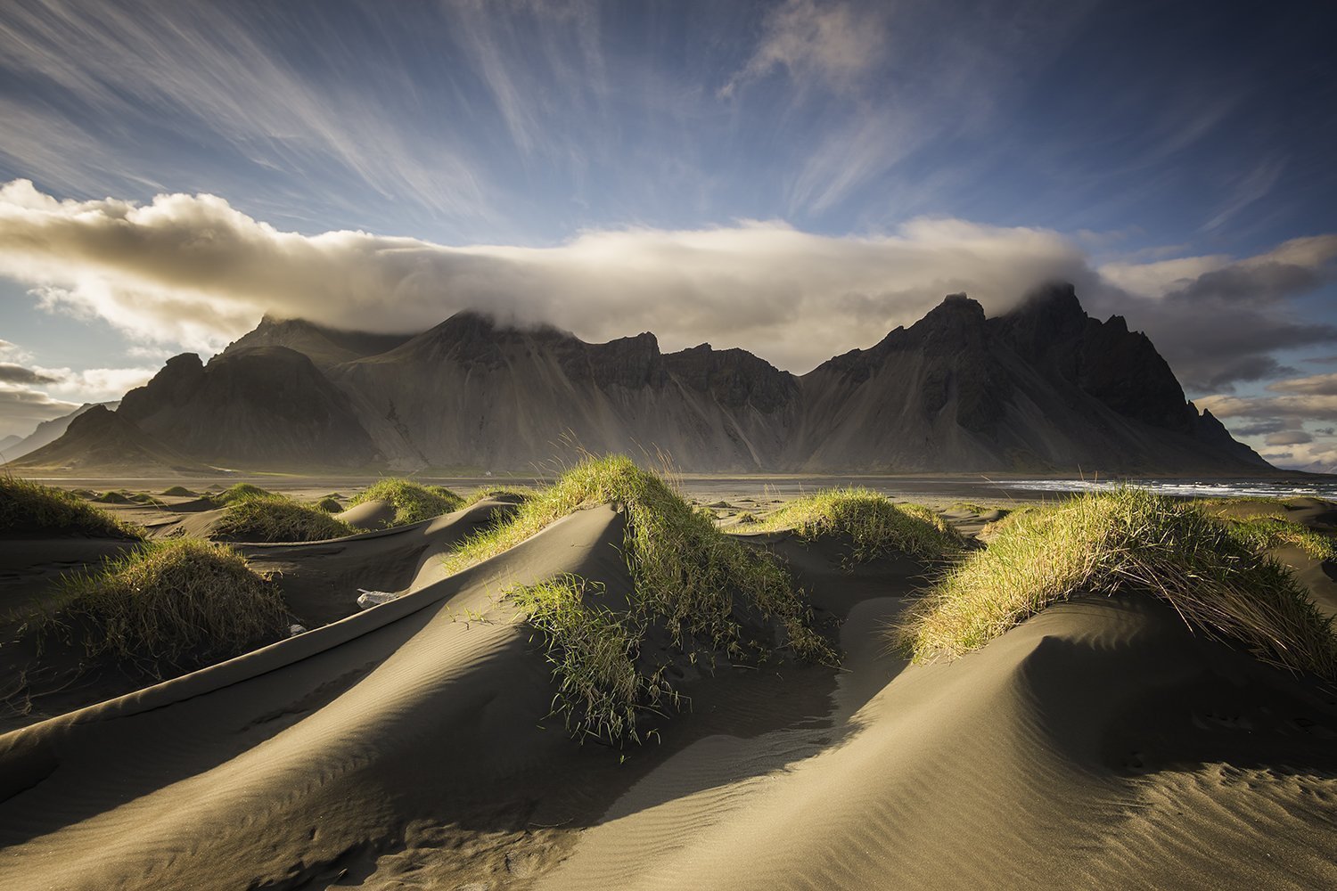 **Themountain** Το πραγματικό μεγαλείο της φύσης. Τα επιβλητικά σύννεφα που σχηματίζονται πάνω από το Vestrahorn, το διασημότερο βουνό της Ισλανδίας