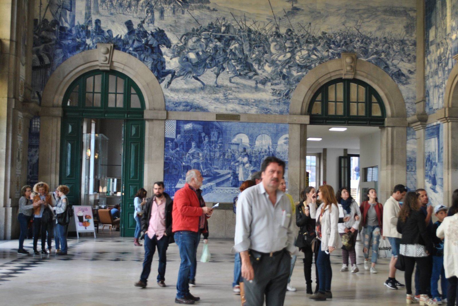 Ακόμη και ο σιδηροδρομικός σταθμός του Πόρτο αποτελεί ένα κομψοτέχνημα από τα χαρακτηριστικά μπλε-αρτισάν πλακάκια –σήμα κατατεθέν ολόκληρης της Πορτογαλίας