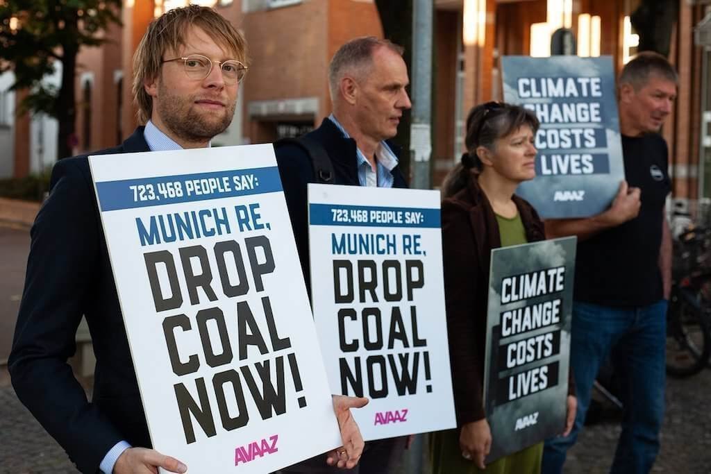 Αβαζίτες παραδίδουν την έκκλησή μας στην Munich RE -- ⓒ Greg McNevin, Europe Beyond Coal