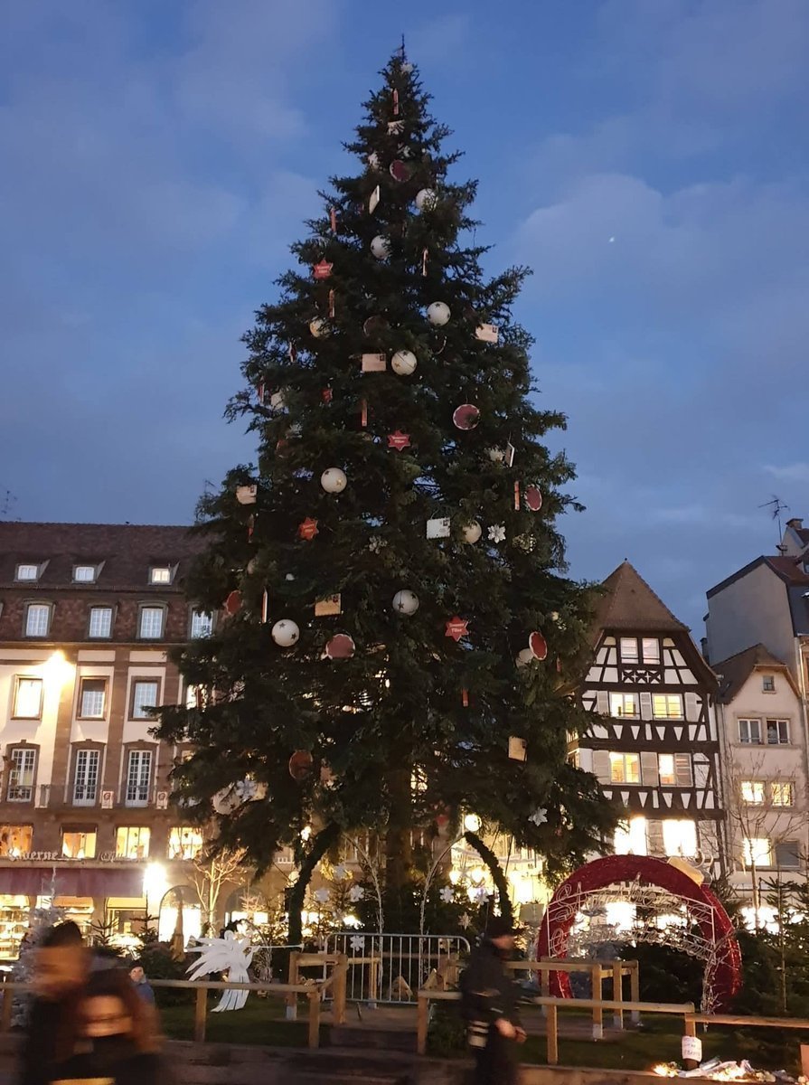 H πλατεία Kleber στο ιστορικό κέντρο του Στρασβούργου με το περίφημο χριστουγεννιάτικο δέντρο πριν την επίθεση και την επομένη όπου έστεκε σκοτεινό και μάλλον καταθλιπτικό