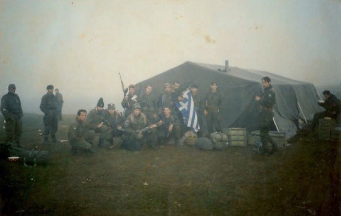 Έλληνες παραστρατιωτικοί σε άγνωστη τοποθεσία της Βοσνίας το 1995. Υπολογίζεται ότι περίπου 100 εθελοντές από Ελλάδα πολέμησαν στο πλευρό των σερβικών δυνάμεων ενώ τουλάχιστον 12 από αυτούς συμμετείχαν στην κατάληψη της Σεμπρένιτσα αν και παραμένει  αδιευκρίνιστο εάν όντως συμμετείχαν στη σφαγή 