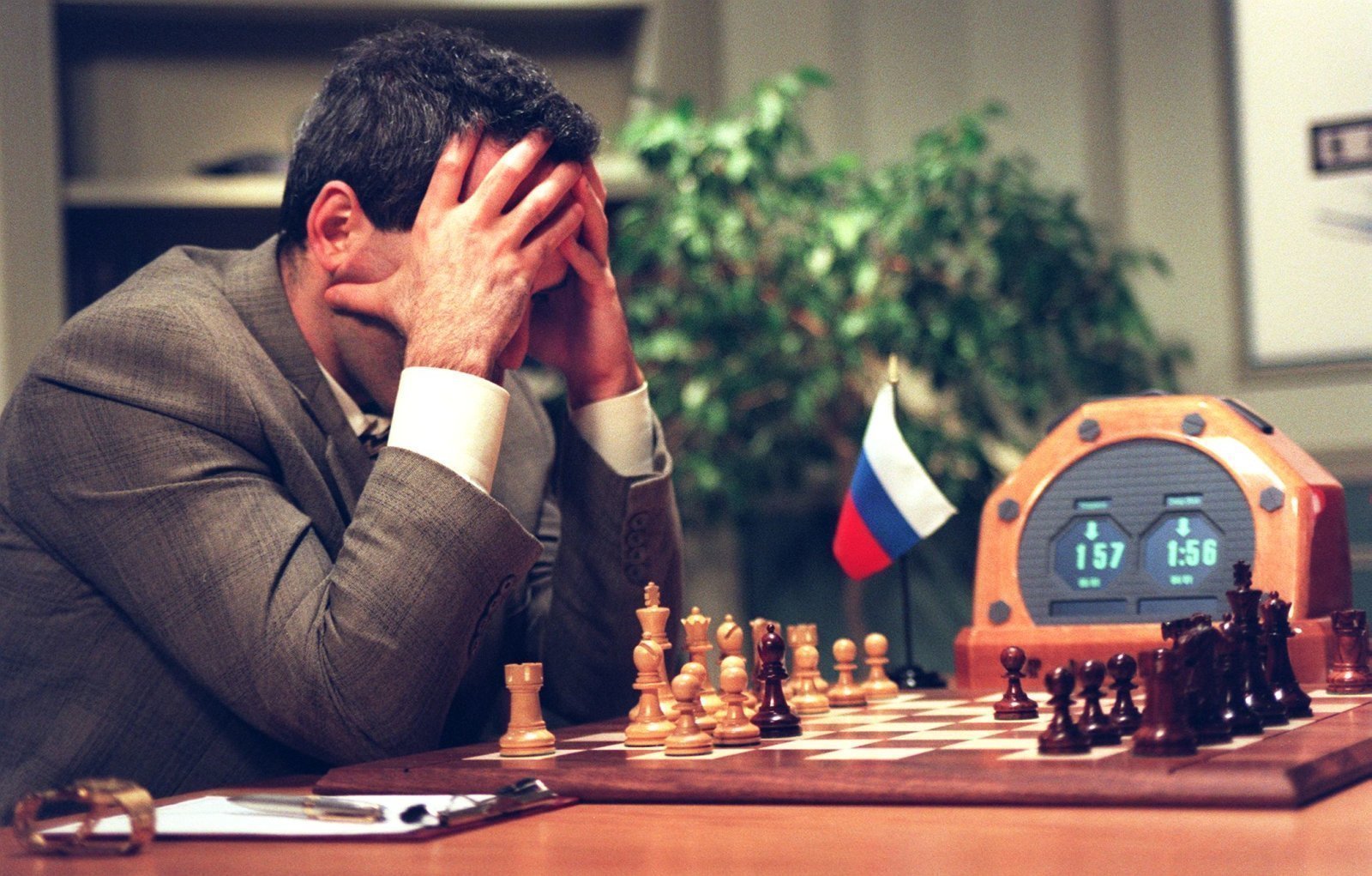 Ο Garry Kasparov αντιμετωπίζει το Deep Blue σε μια παρτίδα σκάκι, τον Μάϊο του 1997 
