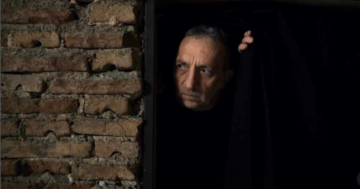 &Alpha;&nu;ά&mu;&epsilon;&sigma;&alpha; &sigma;&epsilon; &delta;ύ&omicron; ή&lambda;&iota;&omicron;&upsilon;&sigmaf;: Έ&nu;&alpha;&sigmaf; &mu;&omicron;&nu;ό&lambda;&omicron;&gamma;&omicron;&sigmaf; &gamma;&iota;&alpha; &tau;&eta; &mu;&nu;ή&mu;&eta;, &tau;&eta;&nu; &alpha;&pi;&omicron;&upsilon;&sigma;ί&alpha; &kappa;&alpha;&iota; &tau;&omicron; &phi;&omega;&sigmaf;