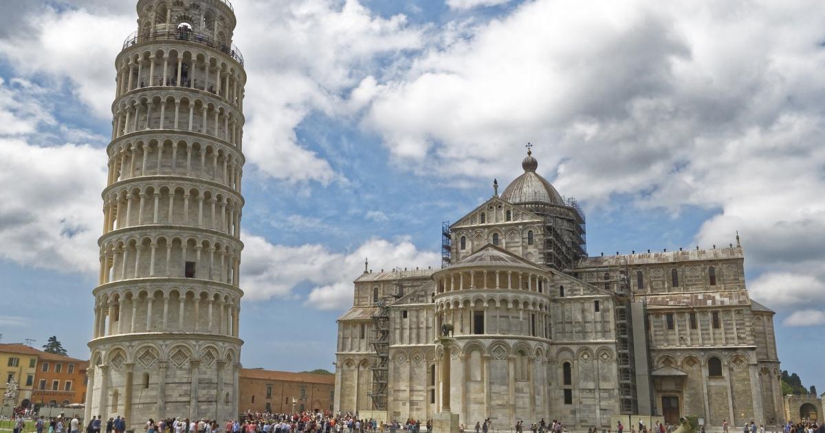 La Torre Pendente di Pisa sta diventando sempre meno “inclinata” e un motivo ci sarà