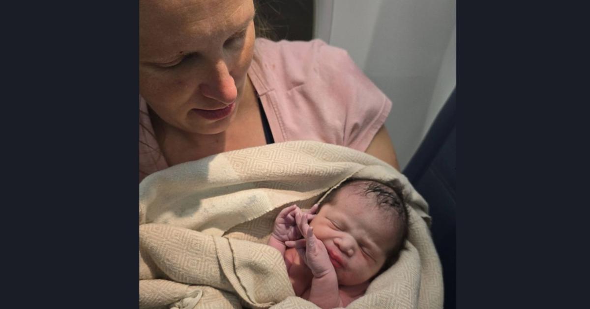 Baby on Board: &Gamma;&upsilon;&nu;&alpha;ί&kappa;&alpha; &phi;έ&rho;&nu;&epsilon;&iota; &sigma;&tau;&omicron;&nu; &kappa;ό&sigma;&mu;&omicron; &tau;&eta;&nu; &kappa;ό&rho;&eta; &tau;&eta;&sigmaf; &epsilon;&nu; &mu;έ&sigma;&omega; &pi;&tau;ή&sigma;&eta;&sigmaf; &sigma;&tau;&iota;&sigmaf; &Eta;&Pi;&Alpha;
