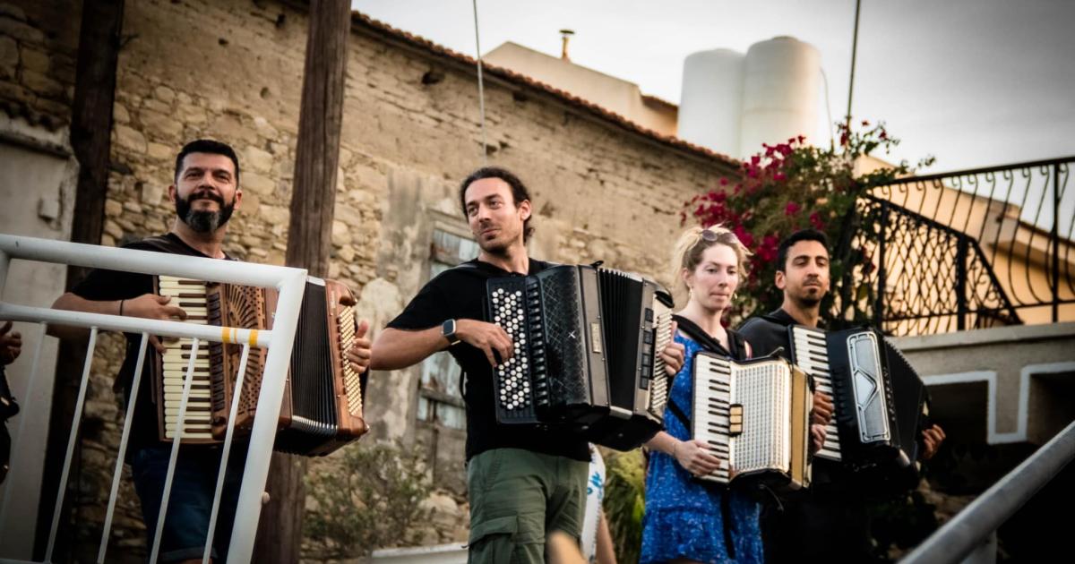 8&omicron; &Delta;&iota;&epsilon;&theta;&nu;έ&sigmaf; &Phi;&epsilon;&sigma;&tau;&iota;&beta;ά&lambda; &Alpha;&kappa;&omicron;&rho;&nu;&tau;&epsilon;ό&nu; &Kappa;ύ&pi;&rho;&omicron;&upsilon;: Έ&nu;&alpha; &tau;&rho;&iota;ή&mu;&epsilon;&rho;&omicron; &delta;&eta;&mu;&iota;&omicron;&upsilon;&rho;&gamma;ί&alpha;&sigmaf; &kappa;&alpha;&iota; &zeta;&omega;&nu;&tau;&alpha;&nu;ή&sigmaf; &mu;&omicron;&upsilon;&sigma;&iota;&kappa;ή&sigmaf;