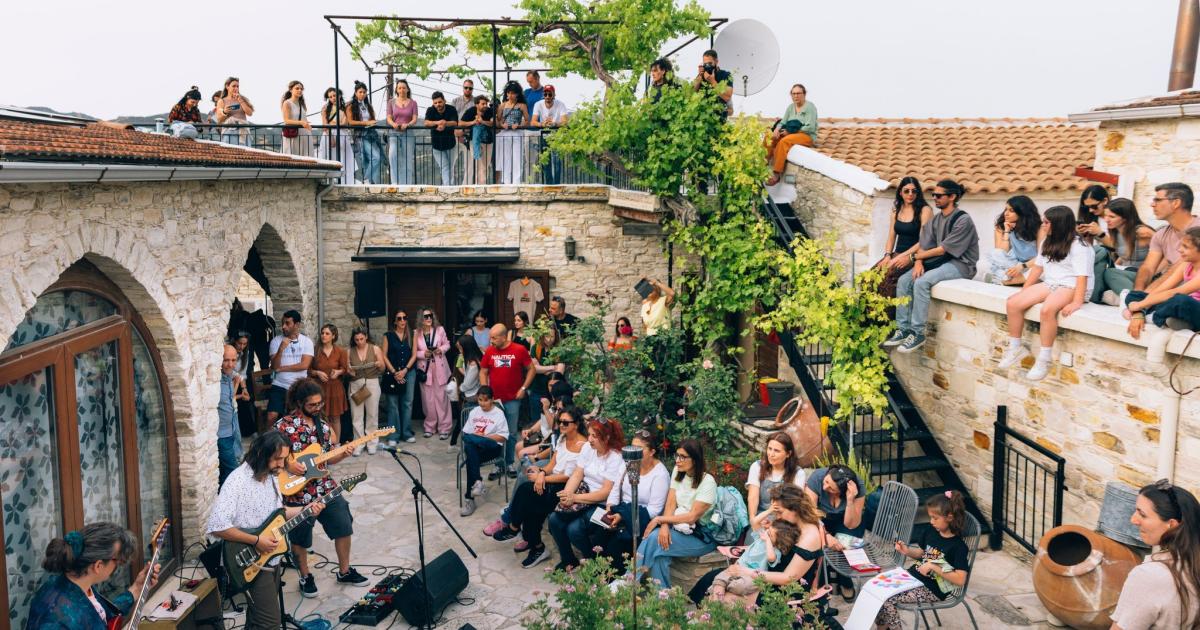 &Mu;&omicron;&upsilon;&sigma;&iota;&kappa;ό&sigmaf; &pi;&epsilon;&rho;&iota;&pi;&alpha;&tau;&omicron;&sigmaf; &kappa;ά&tau;&omega; &alpha;&pi;ό &tau;&alpha; &alpha;&sigma;&tau;έ&rho;&iota;&alpha; &sigma;&tau;&eta; &Beta;ά&beta;&lambda;&alpha;