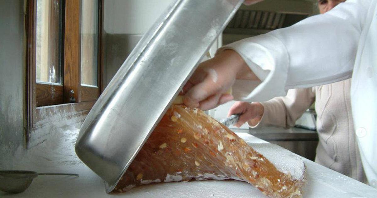 &Tau;&omicron; &Phi;&omicron;&iota;&nu;ί &gamma;&iota;&omicron;&rho;&tau;ά&zeta;&epsilon;&iota; &tau;&omicron; &lambda;&omicron;&upsilon;&kappa;&omicron;ύ&mu;&iota; &tau;&omicron;&upsilon; &mu;&epsilon; &gamma;&epsilon;ύ&sigma;&epsilon;&iota;&sigmaf;, &mu;&omicron;&upsilon;&sigma;&iota;&kappa;ή &kappa;&alpha;&iota; &pi;&alpha;&rho;ά&delta;&omicron;&sigma;&eta;