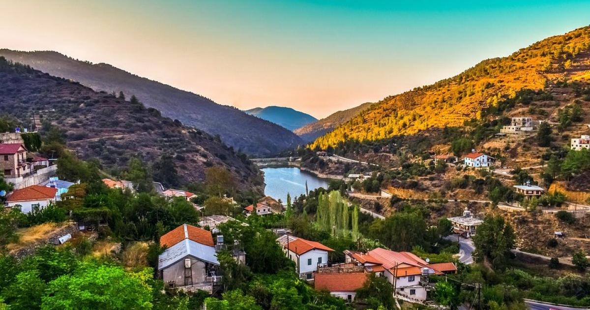 Sunset, &kappa;&rho;&alpha;&sigma;ί &kappa;&alpha;&iota; house &mu;&omicron;&upsilon;&sigma;&iota;&kappa;ή &pi;ά&nu;&omega; &alpha;&pi;ό &tau;&eta; &Mu;&alpha;&rho;&alpha;&theta;ά&sigma;&alpha;