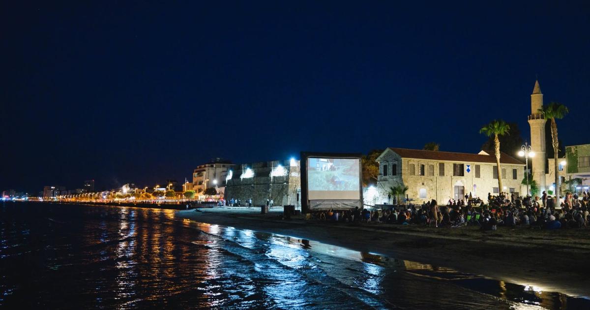 &Kappa;ά&tau;&omega; &alpha;&pi;ό &tau;&alpha; &alpha;&sigma;&tau;έ&rho;&iota;&alpha;: &Tau;&omicron; &theta;&epsilon;&rho;&iota;&nu;ό &sigma;&iota;&nu;&epsilon;&mu;ά &pi;&omicron;&upsilon; &epsilon;&nu;ώ&nu;&epsilon;&iota; &tau;&eta; &Lambda;ά&rho;&nu;&alpha;&kappa;&alpha;