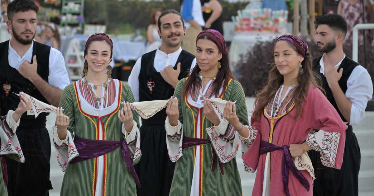 &Tau;&omicron; &Phi;&epsilon;&sigma;&tau;&iota;&beta;ά&lambda; &Mu;ό&rho;&phi;&omicron;&upsilon; &epsilon;&pi;&iota;&sigma;&tau;&rho;έ&phi;&epsilon;&iota; &mu;&epsilon; &mu;&omicron;&upsilon;&sigma;&iota;&kappa;ή &kappa;&alpha;&iota; &psi;&upsilon;&chi;&alpha;&gamma;&omega;&gamma;ί&alpha;
