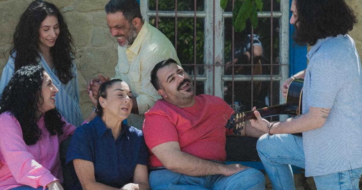 &Eta; &laquo;&Pi;&lambda;&alpha;&tau;&epsilon;ί&alpha;&raquo; &zeta;&omega;&nu;&tau;&alpha;&nu;&epsilon;ύ&epsilon;&iota; &tau;&iota;&sigmaf; &iota;&sigma;&tau;&omicron;&rho;ί&epsilon;&sigmaf; &tau;&rho;&iota;ώ&nu; &gamma;&epsilon;&nu;&epsilon;ώ&nu; &Kappa;&upsilon;&pi;&rho;ί&omega;&nu;