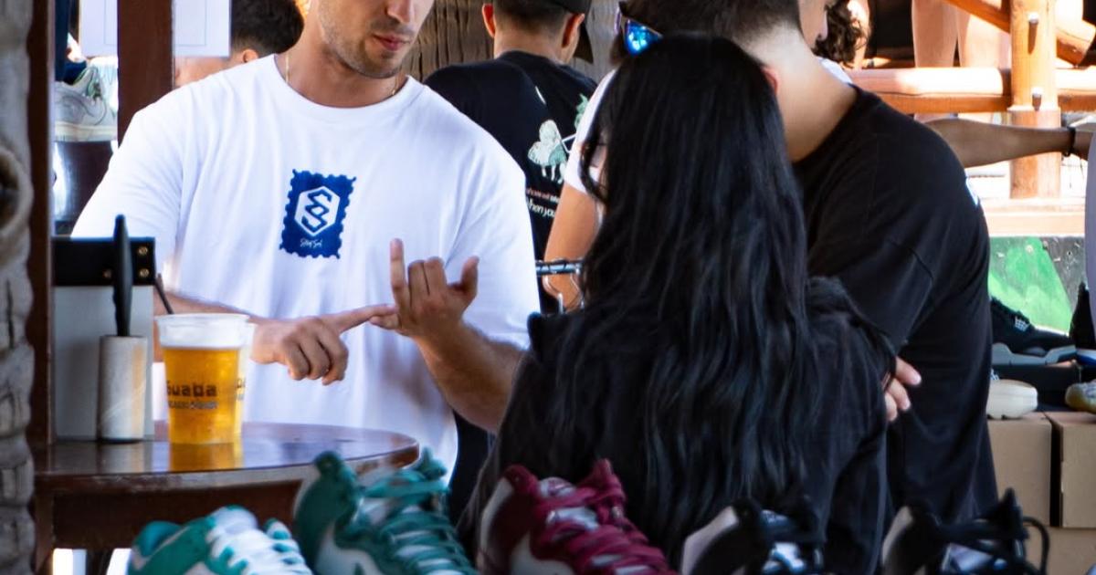 Sneakers, &mu;ό&delta;&alpha; &kappa;&alpha;&iota; urban &kappa;&omicron;&upsilon;&lambda;&tau;&omicron;ύ&rho;&alpha;: &Tau;&omicron; Cyprus Streetwear Exp&omicron; &epsilon;&pi;&iota;&sigma;&tau;&rho;έ&phi;&epsilon;&iota; &delta;&upsilon;&nu;&alpha;&mu;&iota;&kappa;ά &sigma;&tau;&omicron; Guaba