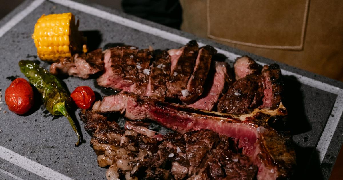 &Tau;&omicron; RAW BONE &phi;έ&rho;&nu;&epsilon;&iota; &mu;&iota;&alpha; &mu;&omicron;&nu;&alpha;&delta;&iota;&kappa;ή &epsilon;&mu;&pi;&epsilon;&iota;&rho;ί&alpha; open-fire steak &sigma;&tau;&omicron; AMANO