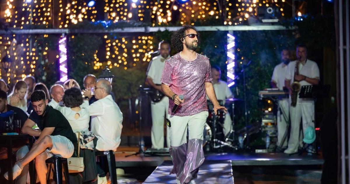 &Tau;&omicron; THE FLASHBACK LIVE SHOW &tau;&alpha;&xi;&iota;&delta;&epsilon;ύ&epsilon;&iota; &tau;&eta; &Lambda;&epsilon;&upsilon;&kappa;&omega;&sigma;ί&alpha; &sigma;&tau;&iota;&sigmaf; &pi;&iota;&omicron; &alpha;&gamma;&alpha;&pi;&eta;&mu;έ&nu;&epsilon;&sigmaf; &delta;&epsilon;&kappa;&alpha;&epsilon;&tau;ί&epsilon;&sigmaf;