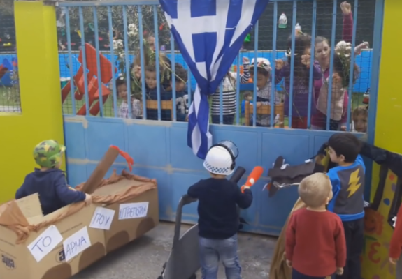 Νηπιαγωγείο στην Κρήτη έντυσε τα παιδάκια τάνκς