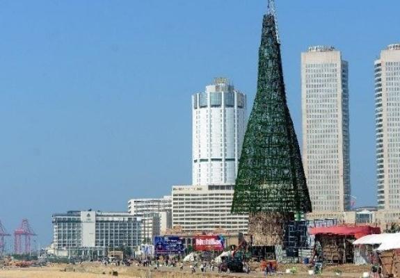 Στη Σρι Λάνκα το φετινό ψηλότερο χριστουγεννιάτικο δέντρο