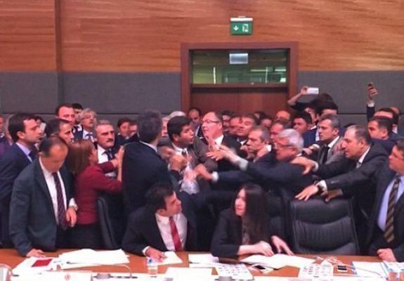Ξύλο στο τουρκικό κοινοβούλιο [βίντεο]