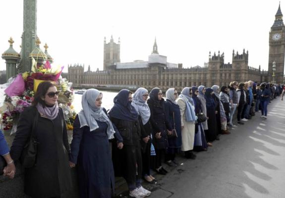 Μουσουλμάνες γυναίκες στη γέφυρα του Westminster