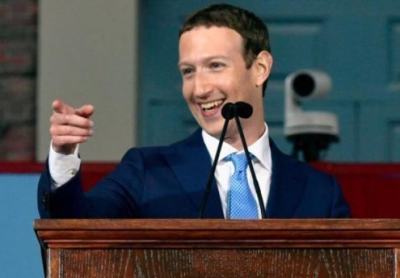 Ο Zuckerberg αντί να αλλάξει κόμμωση, αλλάζει πάλι το φουμπού μας