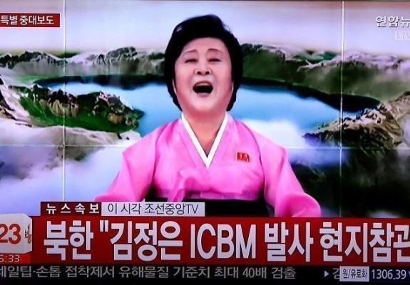 Η βορειοκορεάτισσα κυρία με τα ροζ χαρούμενη αναγγέλει τον όλεθρο