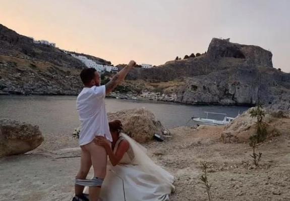 Ζευγάρι στη Ρόδο μιμήθηκε τη φάμπιουλους γαμήλια φωτογράφιση