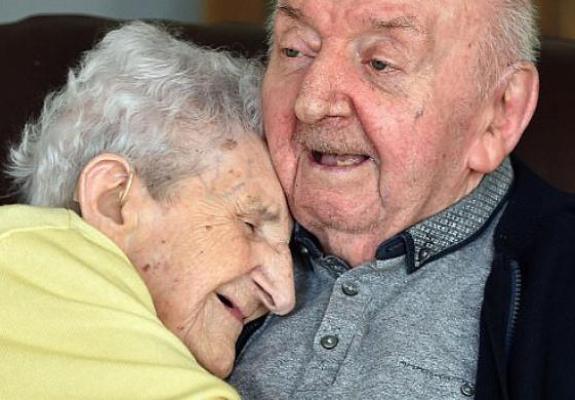 98χρονη μπήκε σε γεροκομείο για να φροντίζει τον 80χρονο γιο της
