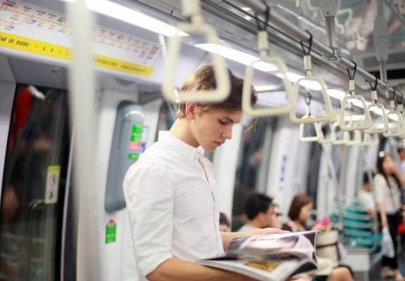 Αυτή η ιστοσελίδα δημοσιεύει όμορφους άντρες που τους φωτογράφισαν κρυφά στο μετρό