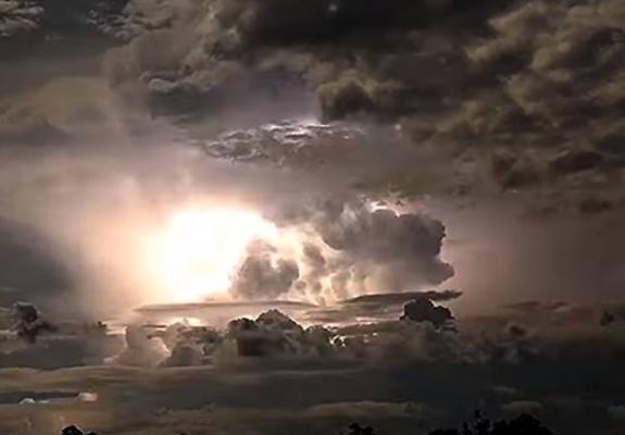 Ένα εκπληκτικό βίντεο από ηλεκτρική καταιγίδα