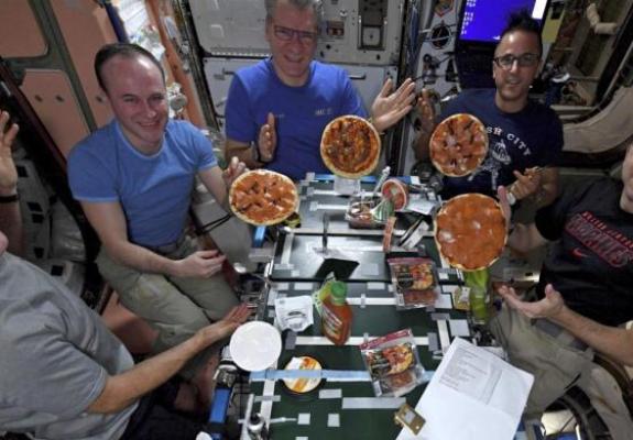 Πώς τρώγεται η πίτσα στο διάστημα