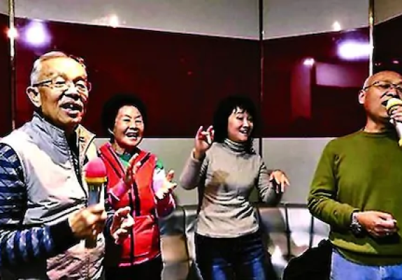 Οι ηλικιωμένοι στην Κίνα διασκεδάζουν με καραόκε