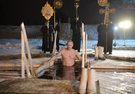 Ο Πούτιν βούτηξε στα τσακρί νερά για τον σταυρό στα Θεοφάνεια