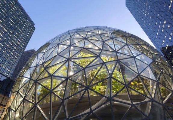 Εγκαινιάστηκαν σήμερα οι τρεις γυάλινες Spheres της Amazon